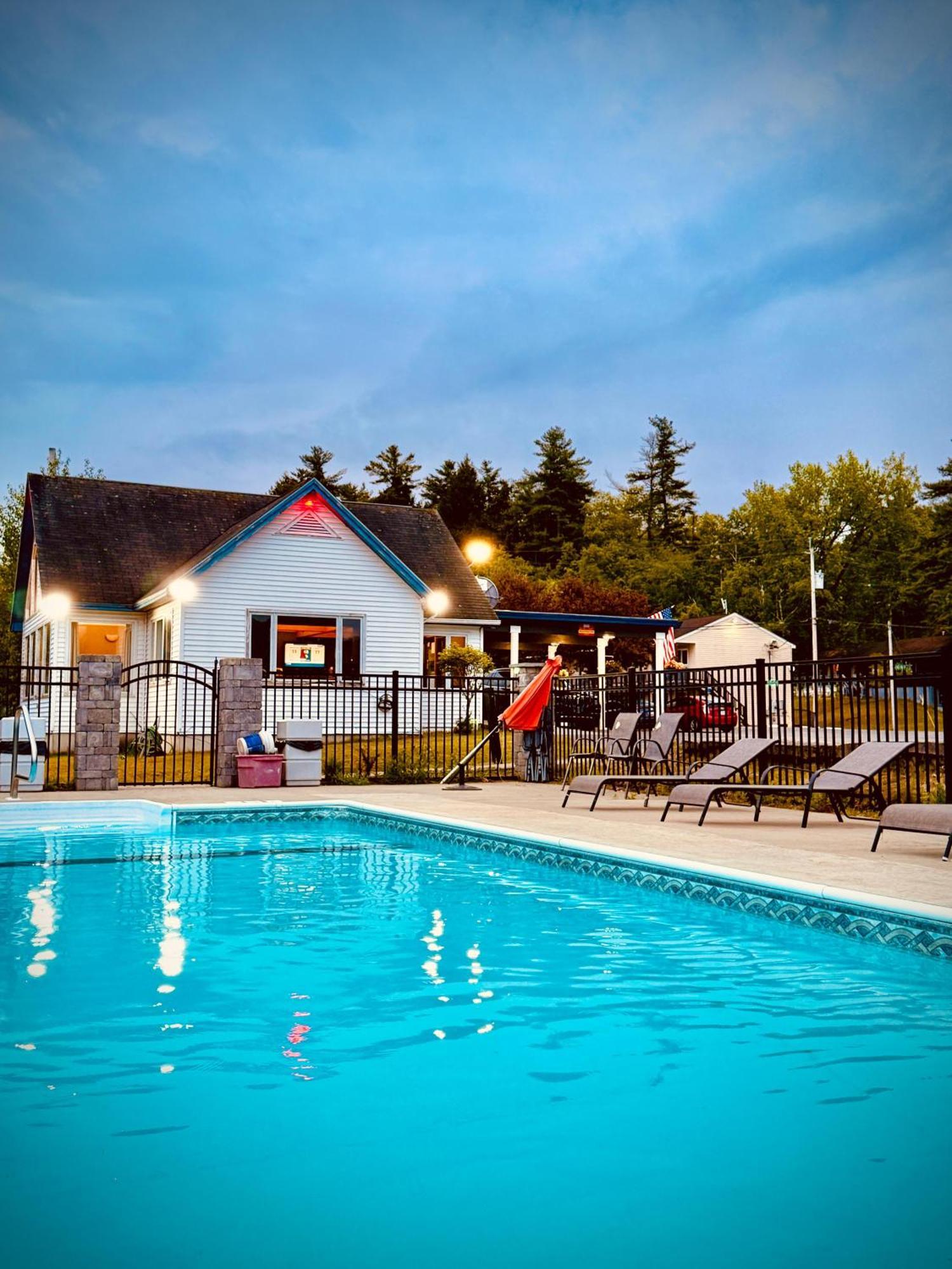 Travelodge By Wyndham Lake George Ny Bagian luar foto